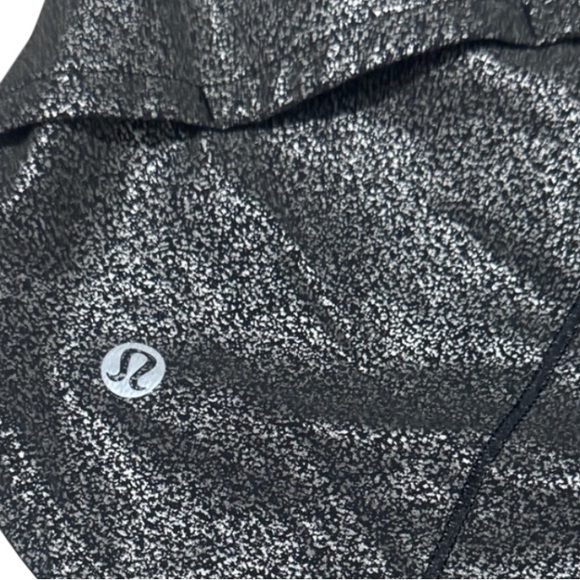 Lululemon Speed Up 2.5” Shorts in Luminosity Foil Print Black Silver Size 8 - Picture 3 of 5